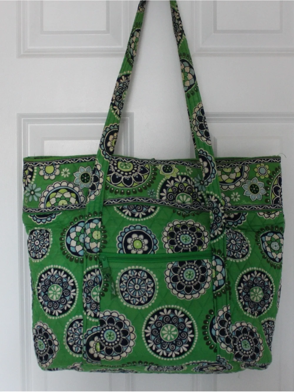 VERA BRADLEY Green Cupcakes retired print Large Toggle Tote Bag